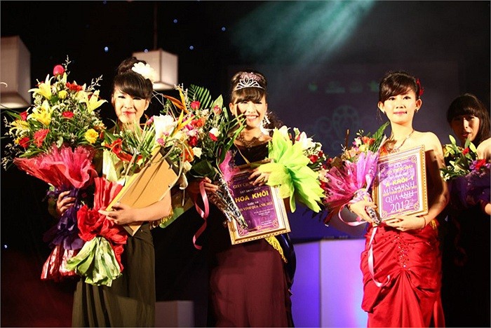 Vượt qua 9 thí sinh khác trong đêm chung kết, Trần Hà Uyên ( lớp 11D1, THPT Hà Huy Tập) đã dành giải Hoa khôi – Miss Vinh qua ảnh 2012. <<NỮ SINH KINH BẮC DỊU DÀNG KHOE SẮC TRONG TÀ ÁO DÀI <<HOT GIRL CẨM TÚ ĐẸP LÃNG MẠN TRONG SẮC MÀU HOA CỎ <<NGỠ NGÀNG HOT GIRL CÓ VẺ ĐẸP GIỐNG CA SỸ BẢO THY <<NỮ SINH CĐ DU LỊCH ĐẸP DỊU DÀNG TRONG NẮNG THU <<HOTGIRL YẾN KOREA DIỆN ÁO DÀI ĐẸP HƠN CẢ MAI PHƯƠNG THÚY